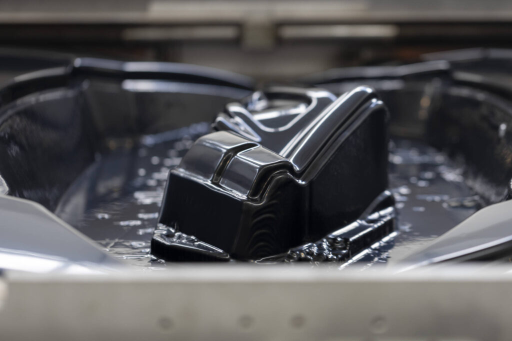Pezzo in plastica nera nello stampo di termoformatura