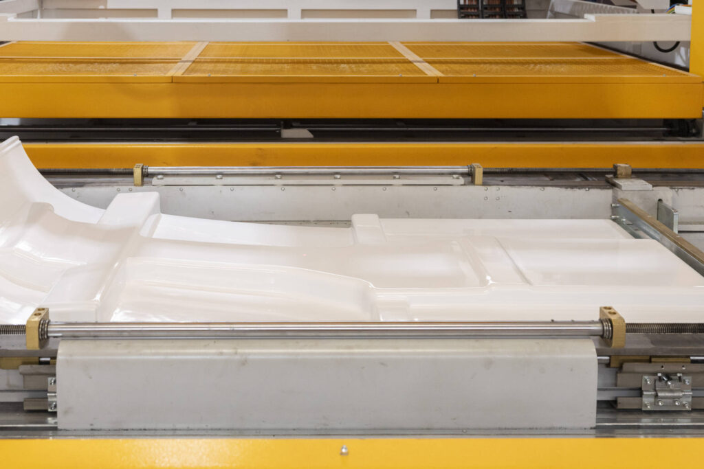 Lastra in plastica appena termoformata sul piano della macchina