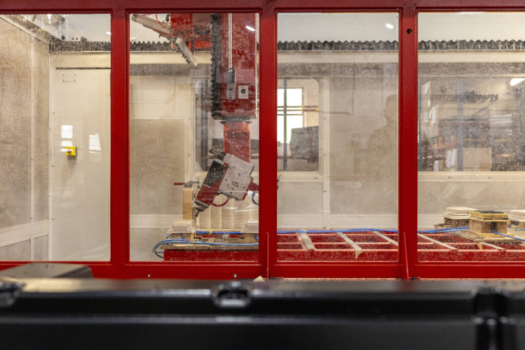 Robot di taglio a 5 assi all'interno della cella di rifilatura