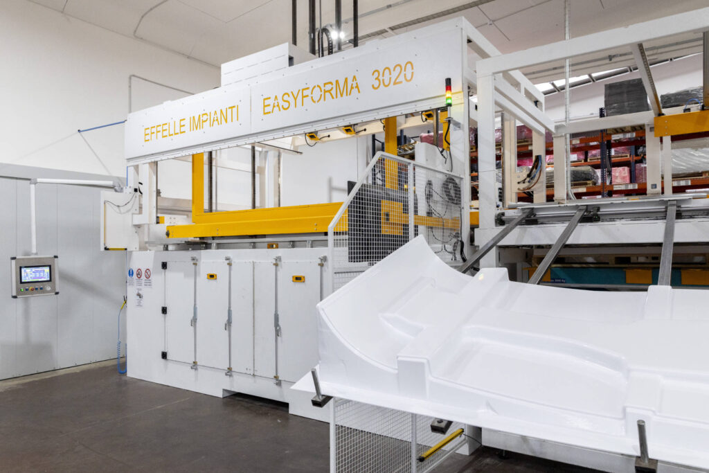 Termoformatrice Effelle Easyforma 3020 con un pezzo appena formato