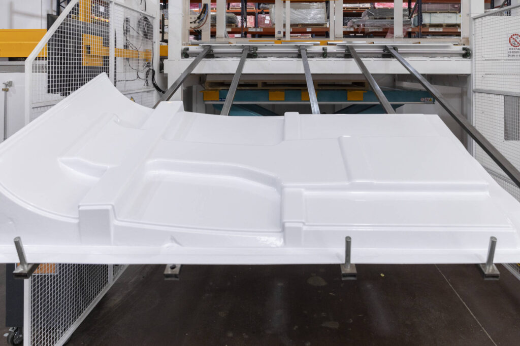 Grande componente in plastica termoformata bianca
