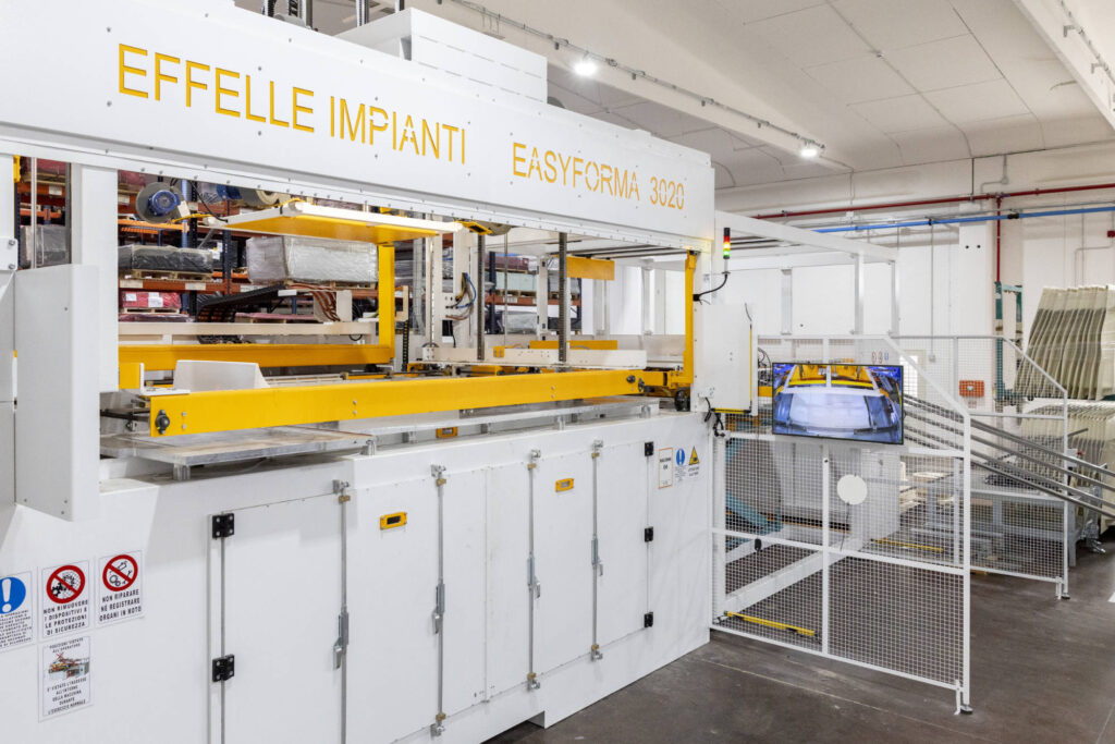 Termoformatrice Effelle Easyforma 3020 nel reparto termoformatura