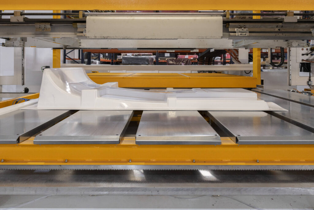 Pezzo in plastica termoformata sul piano di uscita