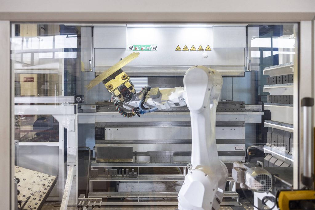 Robot nella cella di piegatura automatica