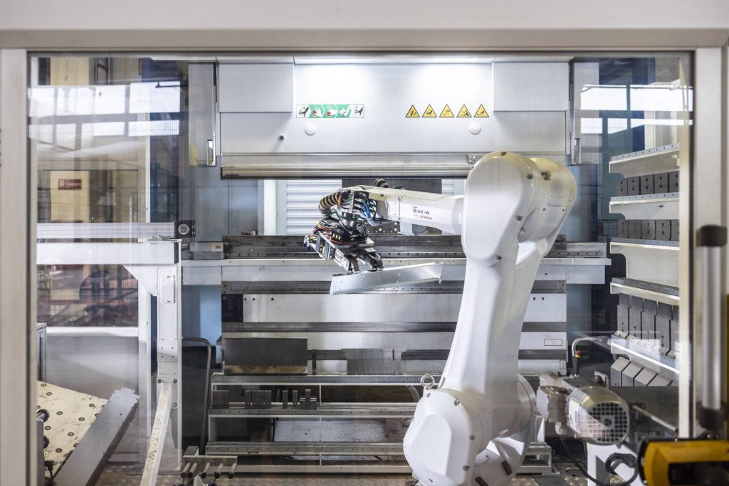 Robot che carica la lamiera nella pressa piegatrice