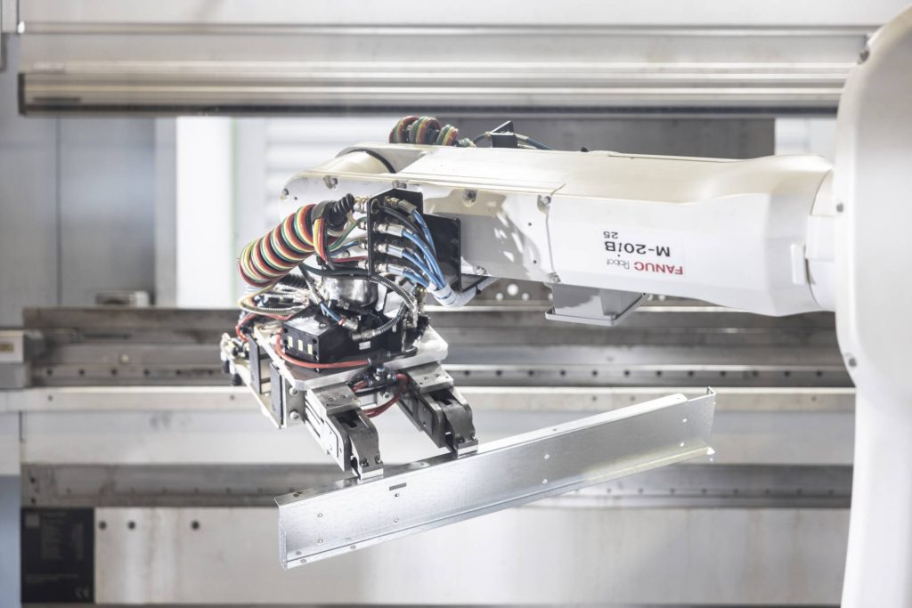 Pinza del robot con un profilo in lamiera piegato