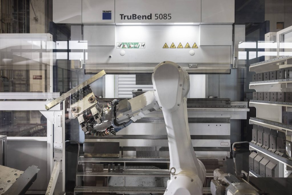 Pressa piegatrice TRUMPF TruBend 5085 con robot di carico
