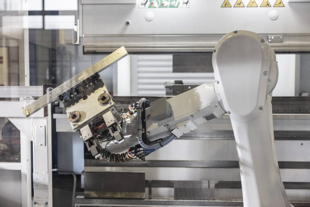 Robot che posiziona la lamiera sotto la pressa piegatrice
