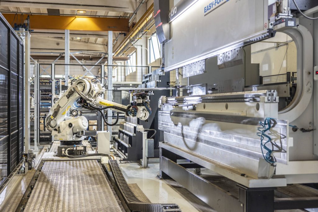 Robot su binario che serve la pressa piegatrice