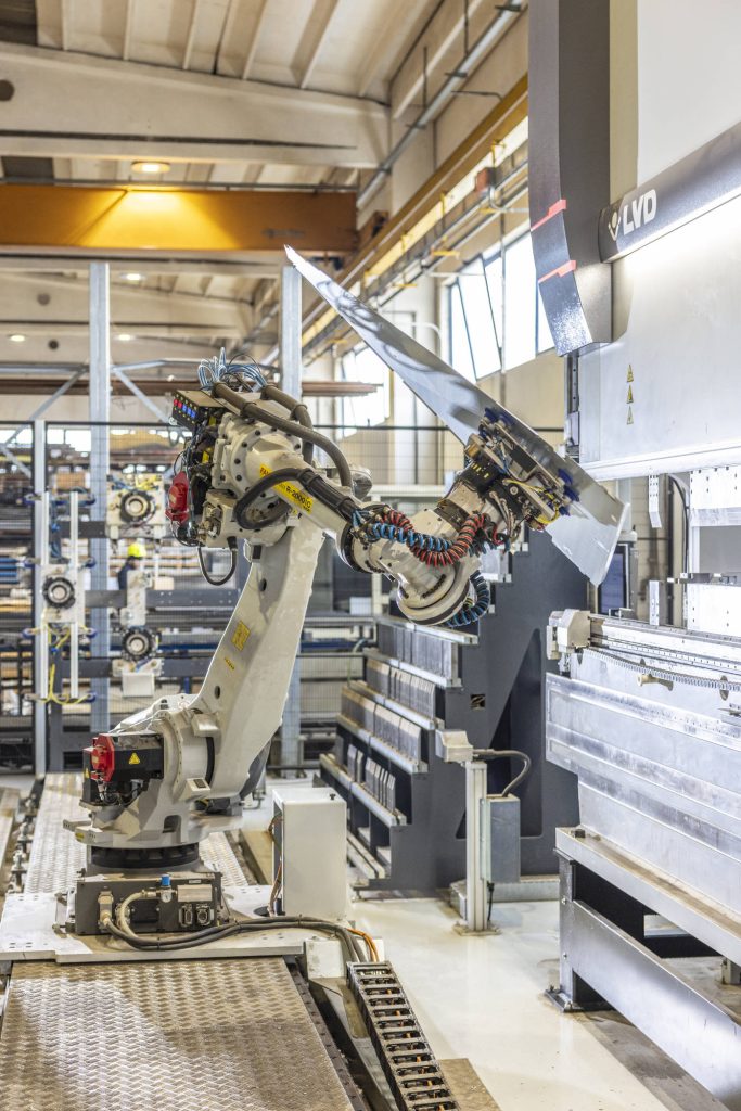 Cella di piegatura robotizzata vista dal binario del robot