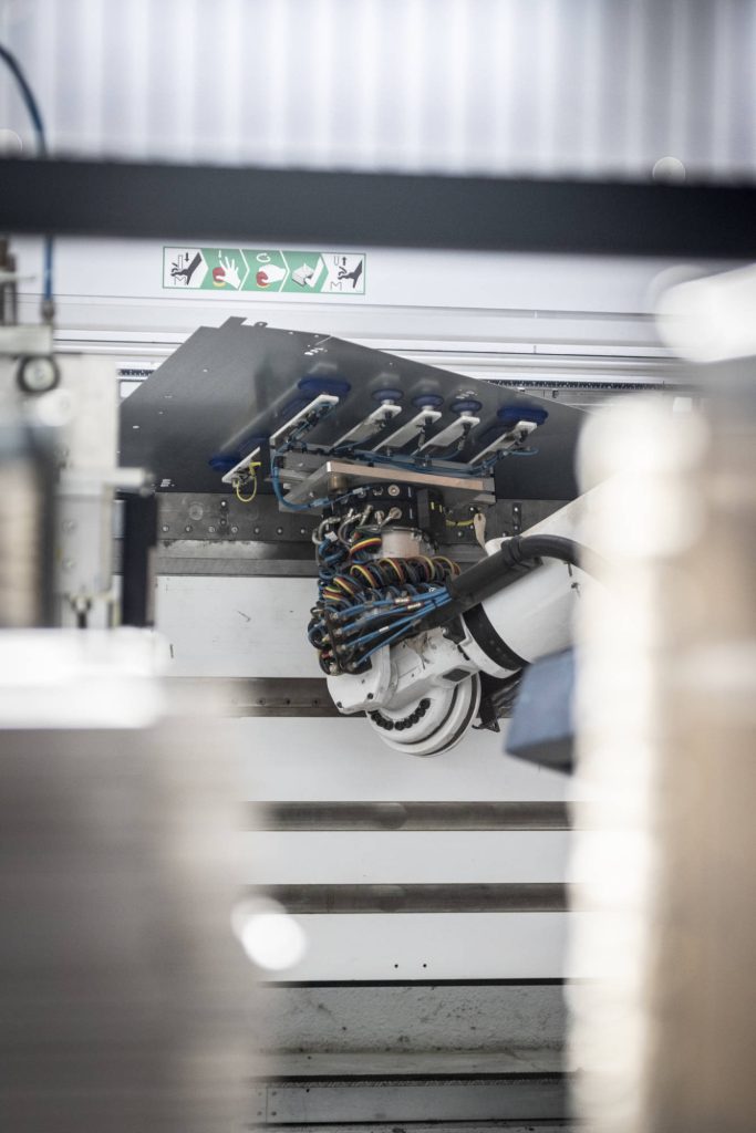 Pinza del robot durante la piegatura