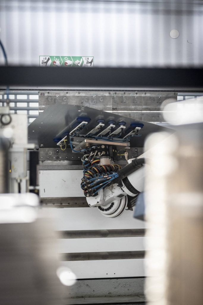 Pinza a ventose del robot all'interno della pressa piegatrice
