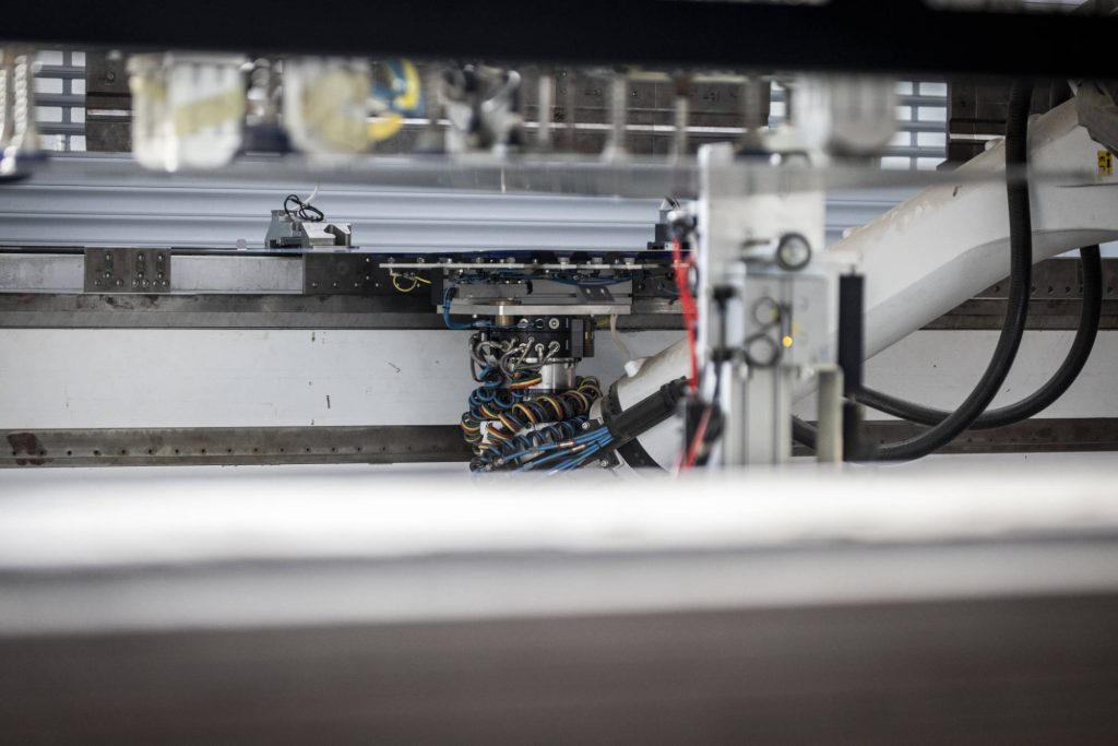 Dettaglio della pinza a ventose del robot di piegatura