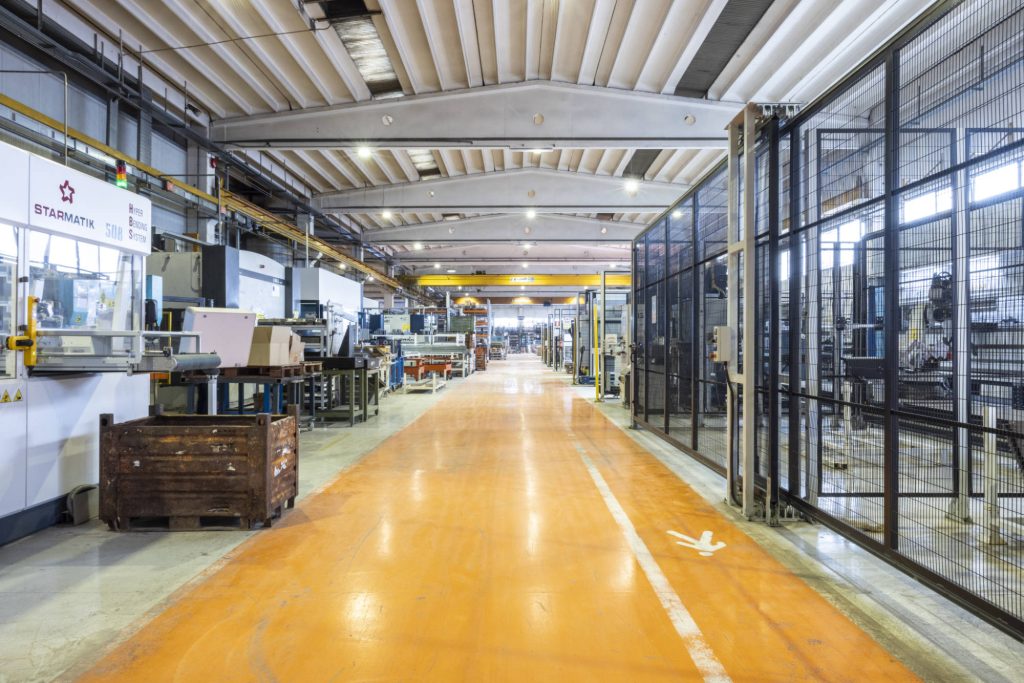 Corsia interna dello stabilimento lungo le celle robotizzate