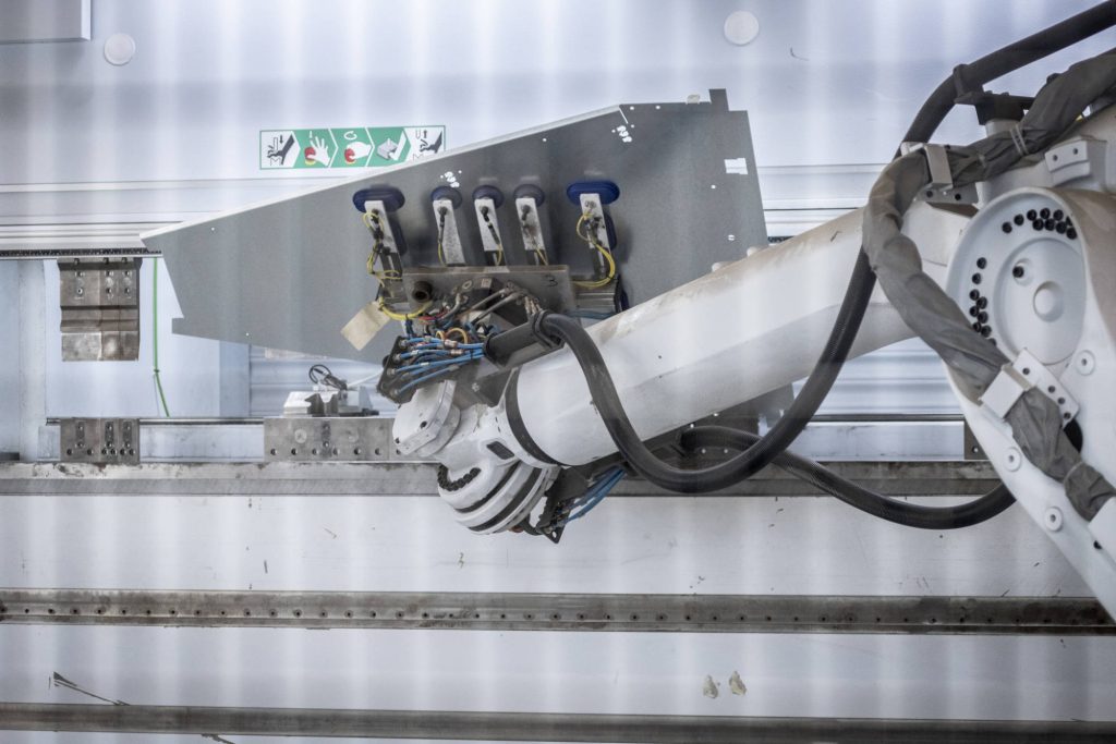 Robot con pinza a ventose che carica una lamiera nella piegatrice
