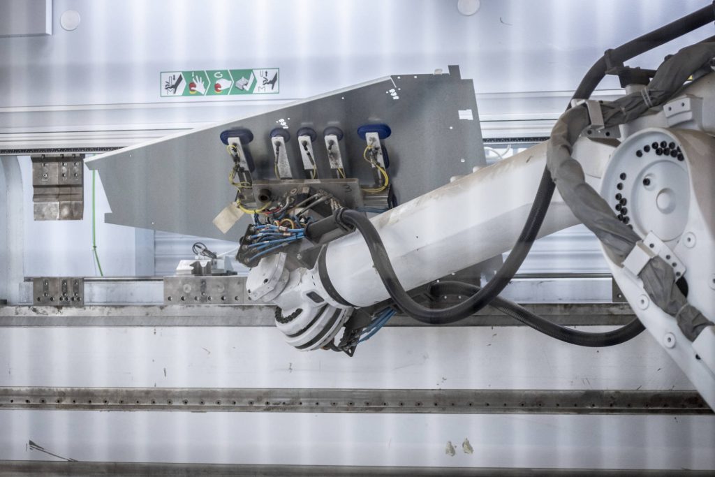 Lamiera trattenuta dalla pinza a ventose del robot di piegatura