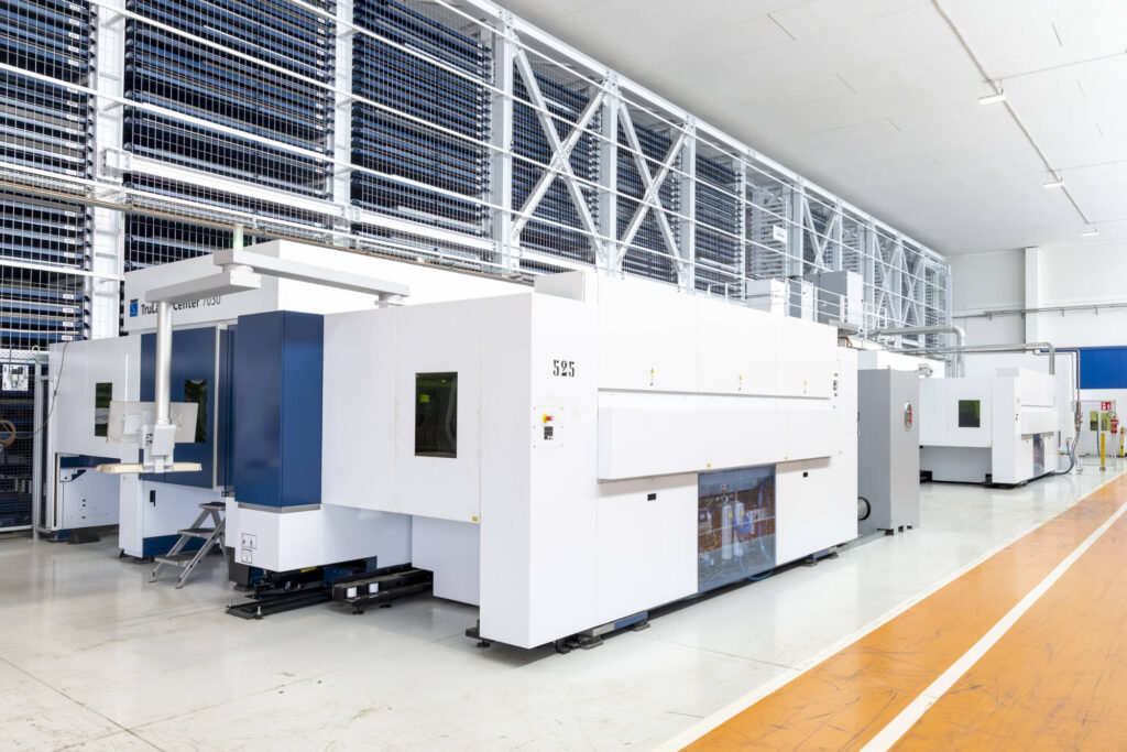 Linea di impianti di taglio laser nel reparto