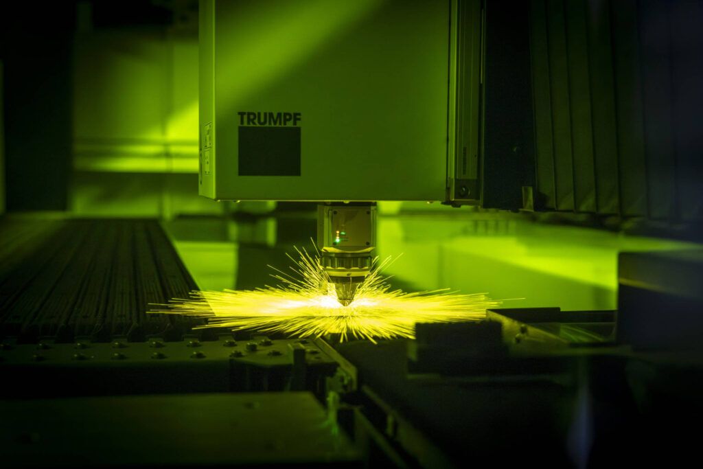 Testa laser TRUMPF durante il taglio