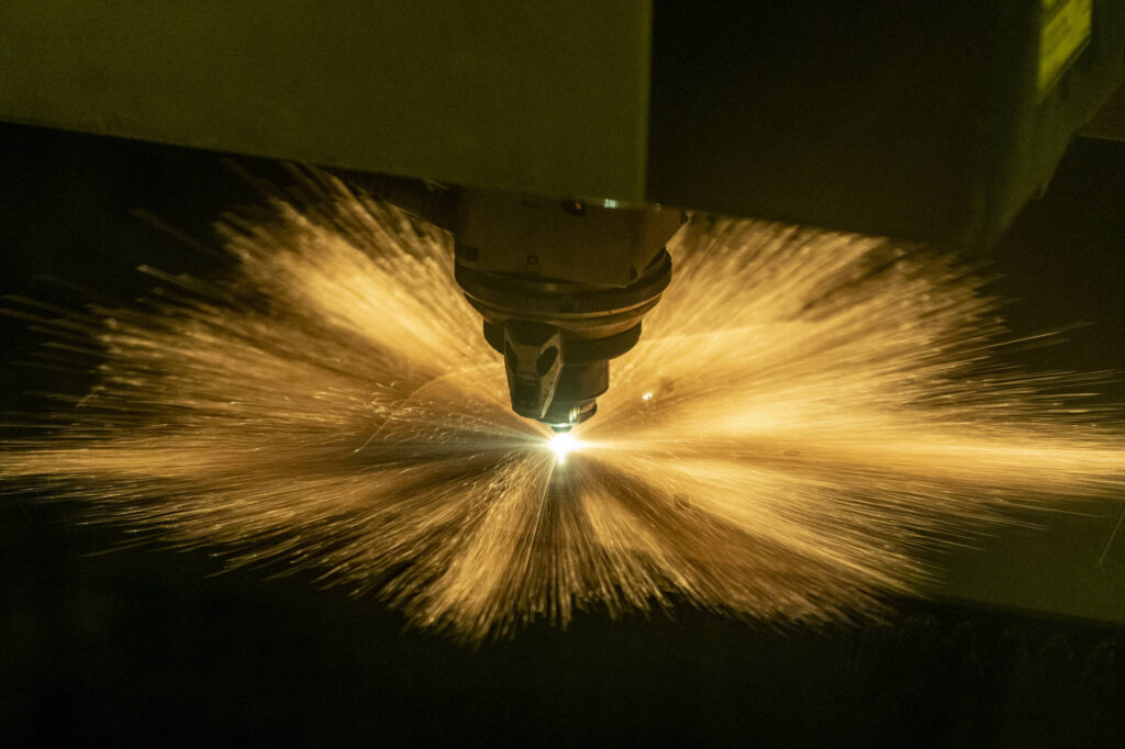 Primo piano del taglio laser con scintille