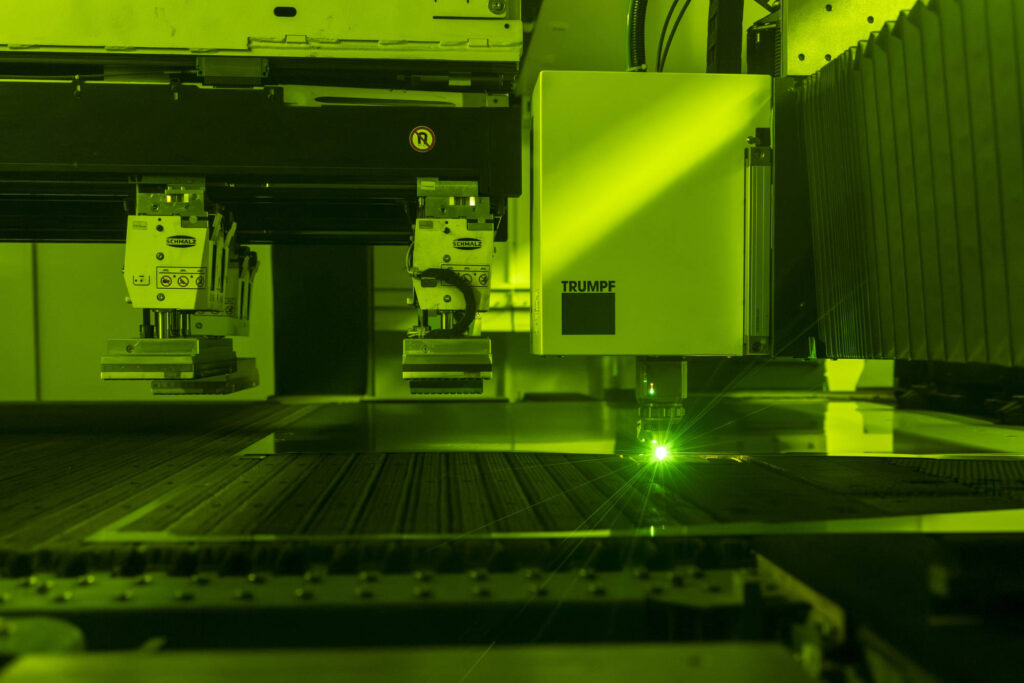 Interno di un impianto di taglio laser