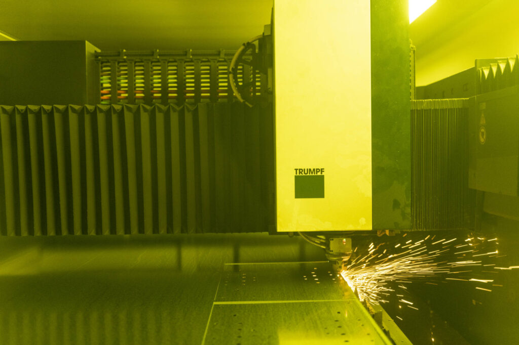 Taglio laser di lamiera all'interno della cabina TRUMPF