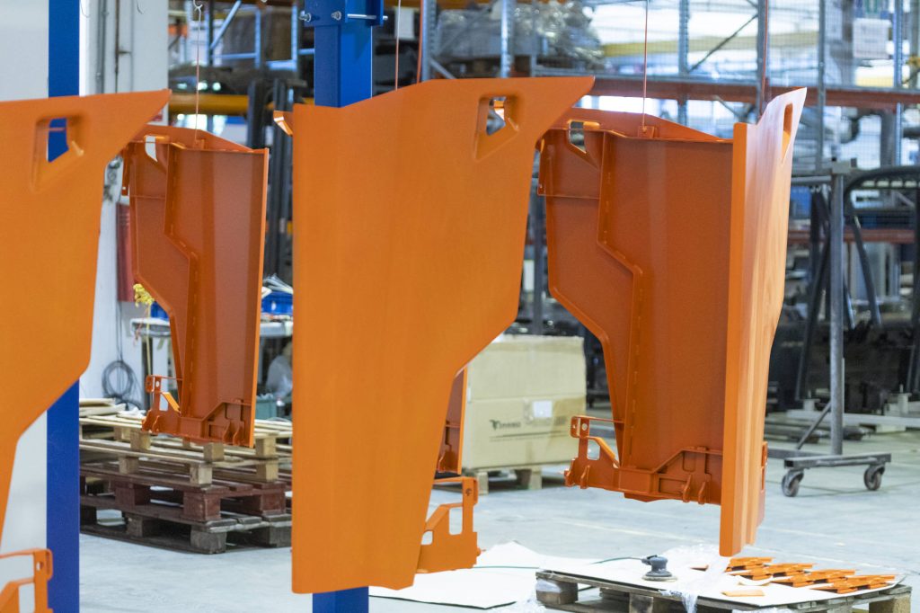 Componenti in lamiera verniciati a polvere in arancione