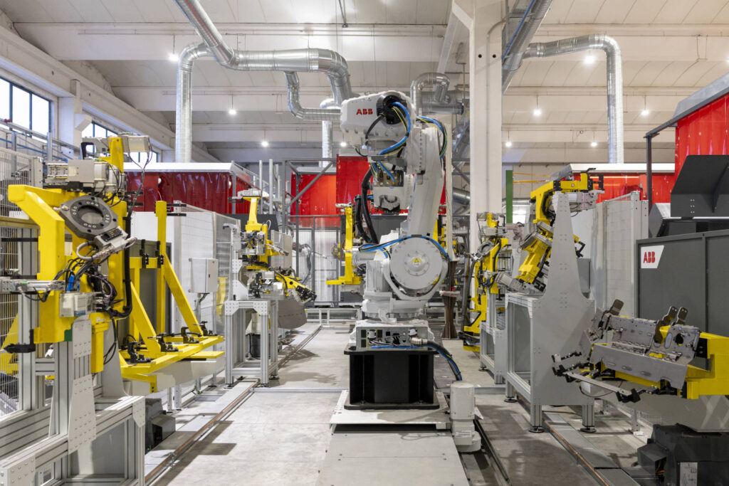 Linea di saldatura robotizzata con robot ABB