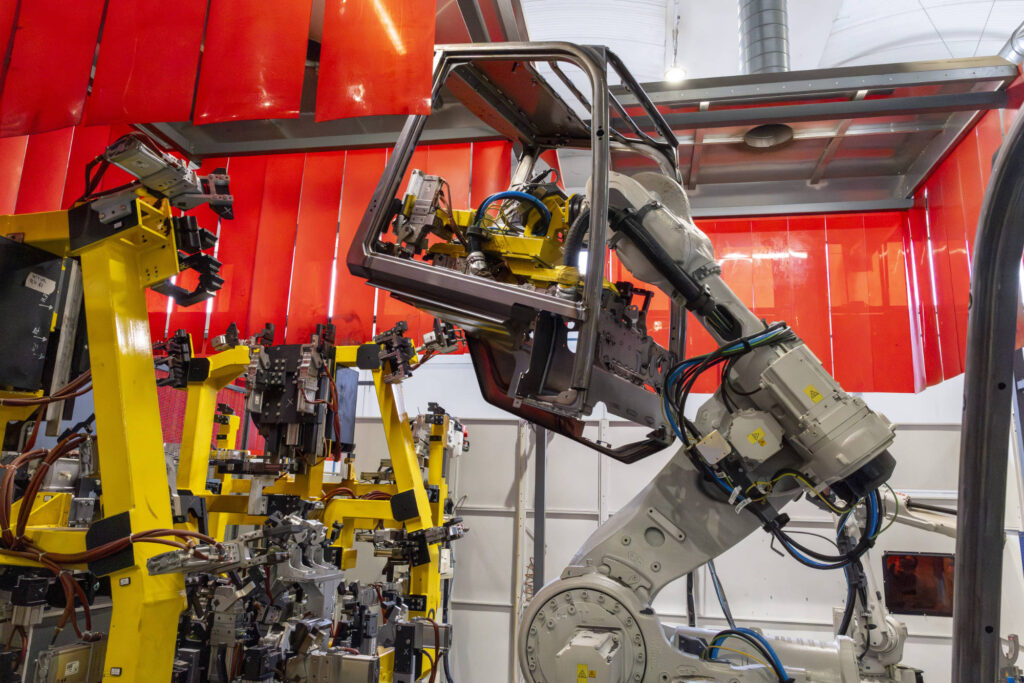 Robot ABB che movimenta un'attrezzatura di saldatura
