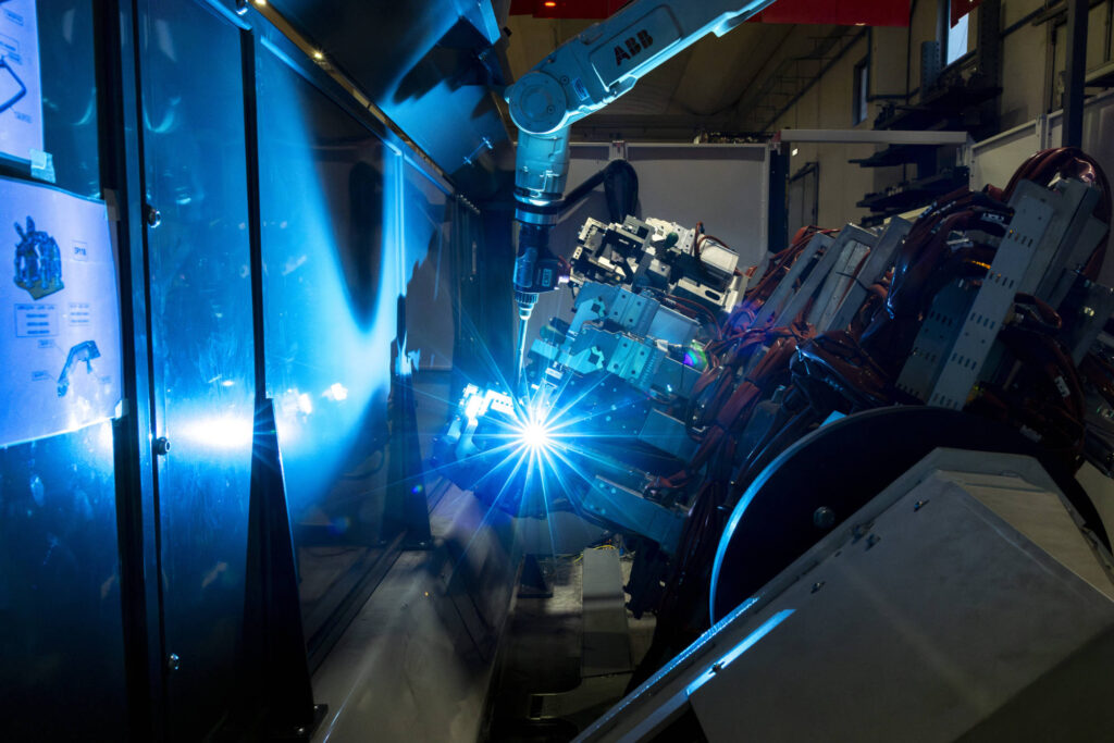 Arco di saldatura di un robot in primo piano