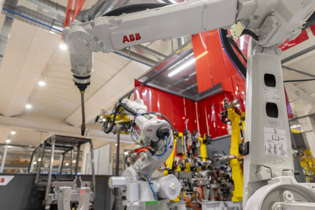 Robot ABB nell'impianto di saldatura automatizzato