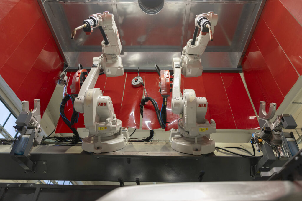 Due robot di saldatura nella stessa cella