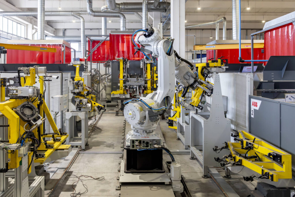 Impianto di saldatura ABB con postazioni di carico