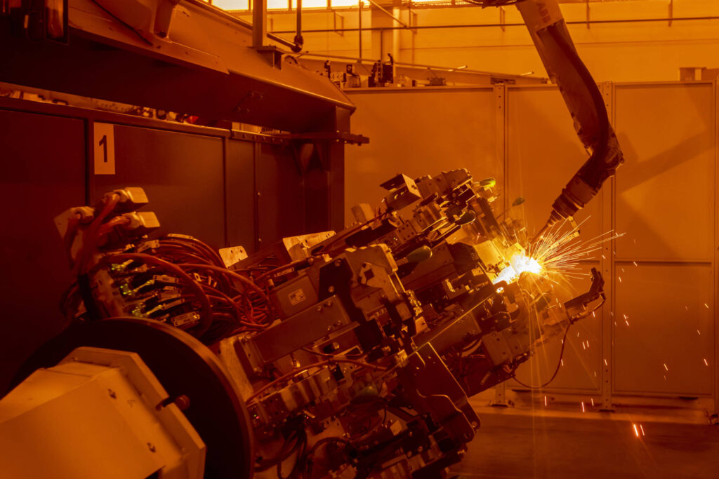 Torcia del robot durante la saldatura
