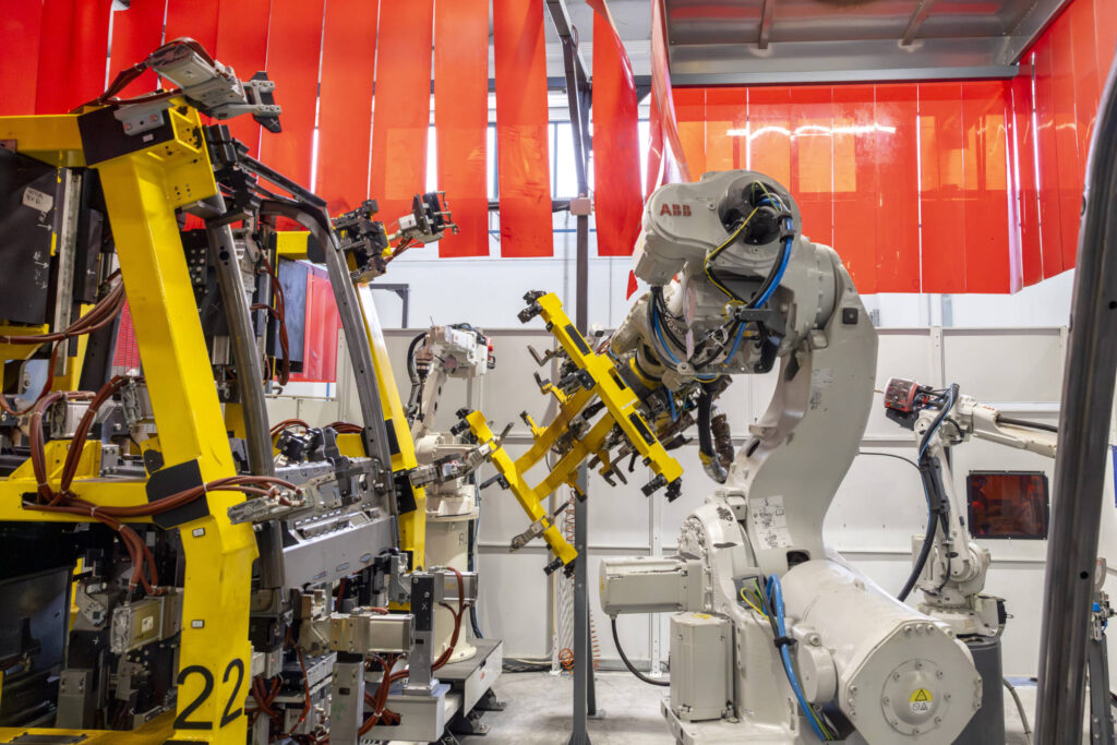 Robot ABB con attrezzature di saldatura gialle