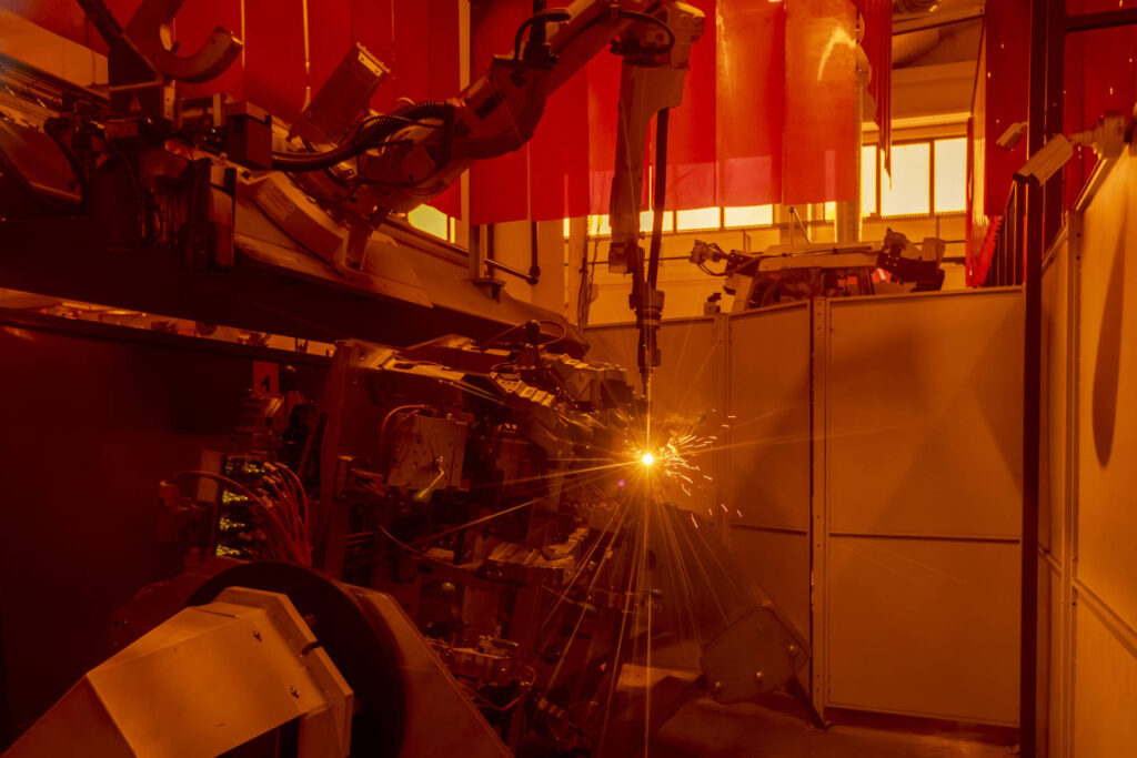 Saldatura in corso nella cella robotizzata